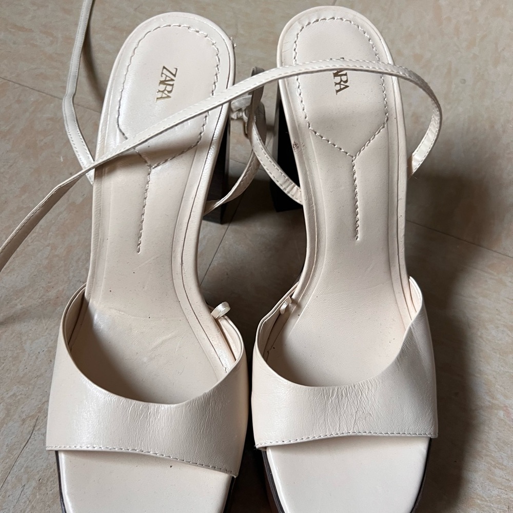 Zara Women's Off-White platform heel Sandals